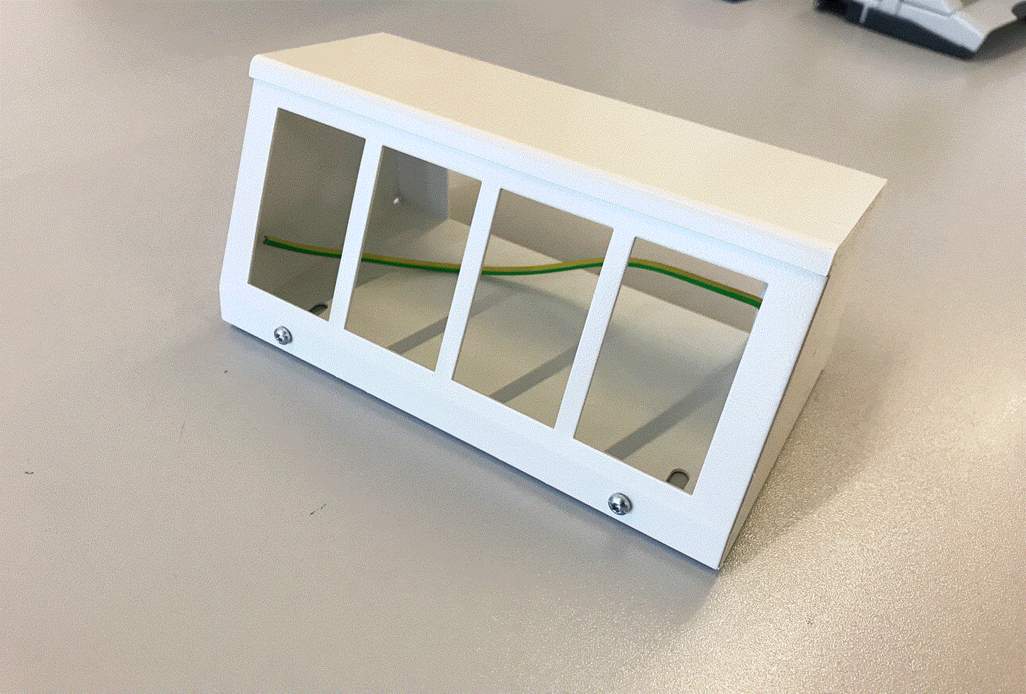 Kanalbox für 4 FLF, vertikal, weiss RAL 9010 Grösse: 170x90x70mm